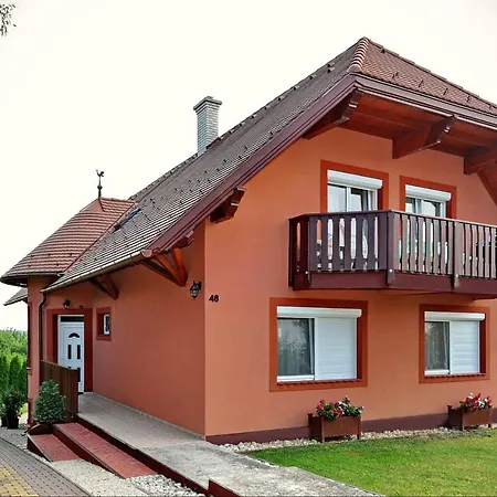 Laura Apartmanhaz Apartment *