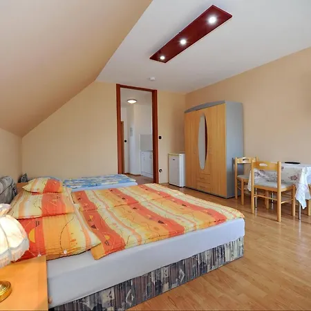 아파트 Laura Apartmanhaz 블로톤퓌레드