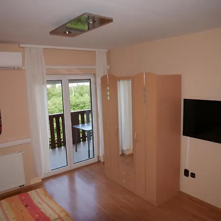 Laura Apartmanhaz Апартаменты *